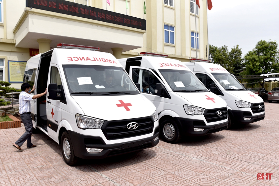 Hà Tĩnh tiếp nhận 3 xe cứu thương do Công ty Cổ phần Tập đoàn Taseco tài trợ