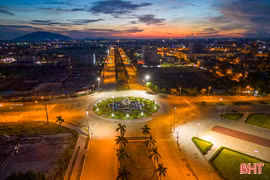 Đón ngày mới tinh khôi giữa Thành Sen