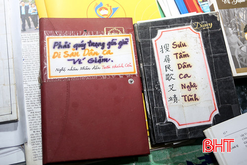 Những cuốn sổ viết tay cẩn thận sưu tầm các làn điệu, bài ca cổ dân ca ví, giặm của NNND Trần Khánh Cẩm. b4.jpg