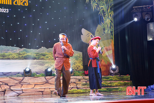 Tiết mục: Ô Lục Soạn do NNƯT Phạm Thế Nhuần cùng thành viên CLB Dân ca ví, giặm xã Cẩm Mỹ (Cẩm Xuyên) biểu diễn tại Liên hoan Dân ca ví giặm toàn tỉnh năm 2023. b7.jpg
