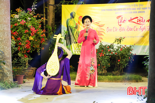 NNND Vũ Thị Thanh Minh biểu diễn tại chương trình Thơ Kiều qua các làn điệu dân ca ví, giặm Nghệ Tĩnh. b6.jpg