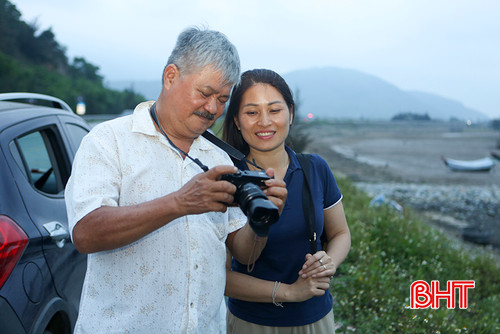 Ông Dương Minh Bình cùng cộng sự là Tiến sỹ Trần Thị Thủy - Giảng viên khoa Du lịch (Đại học Vinh, Nghệ An) xem lại những bức hình về cảnh quan xã Thịnh Lộc (Lộc Hà). a4.jpg