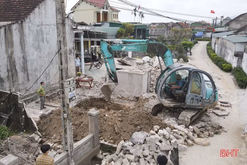 Người dân xã miền núi Hà Tĩnh đồng lòng hiến hàng nghìn mét vuông đất mở đường