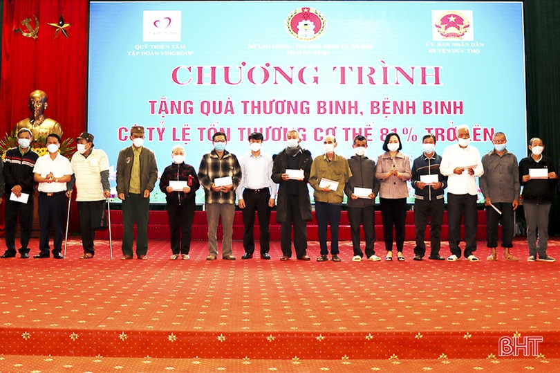 Quỹ Thiện Tâm - Tập đoàn Vingroup tặng quà cho người có công ở Hà Tĩnh