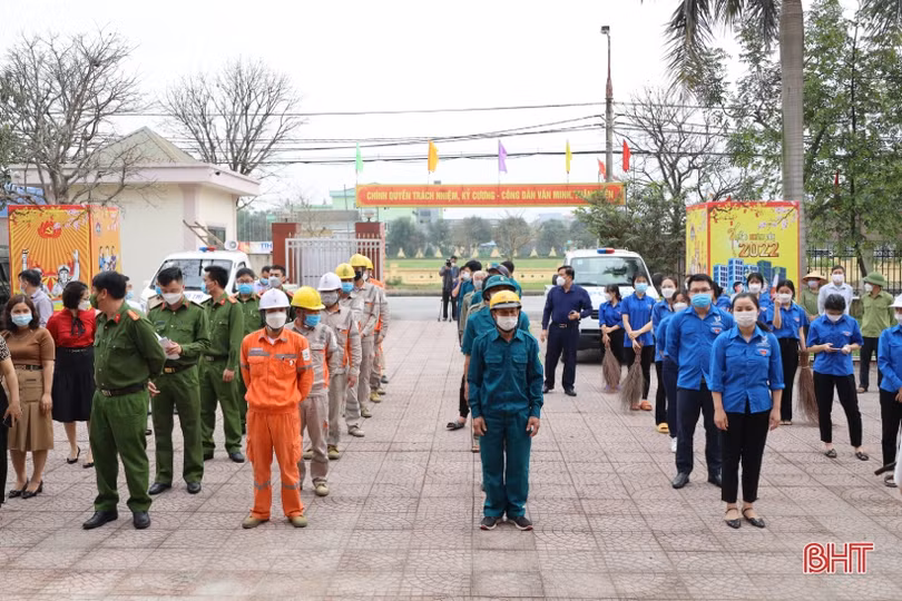 Ra quân cắt tỉa cây xanh, chỉnh trang đô thị tuyến đường Nguyễn Du