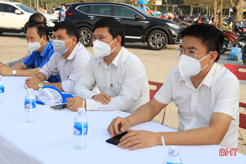 128 vận động viên tranh tài giải kéo co nam, nữ huyện Nghi Xuân