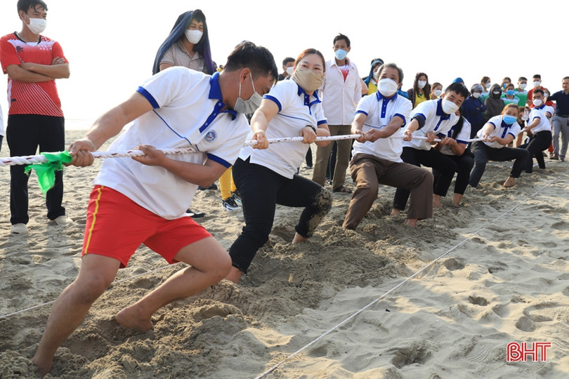 128 vận động viên tranh tài giải kéo co nam, nữ huyện Nghi Xuân