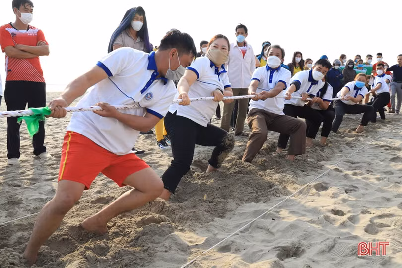 128 vận động viên tranh tài giải kéo co nam, nữ huyện Nghi Xuân