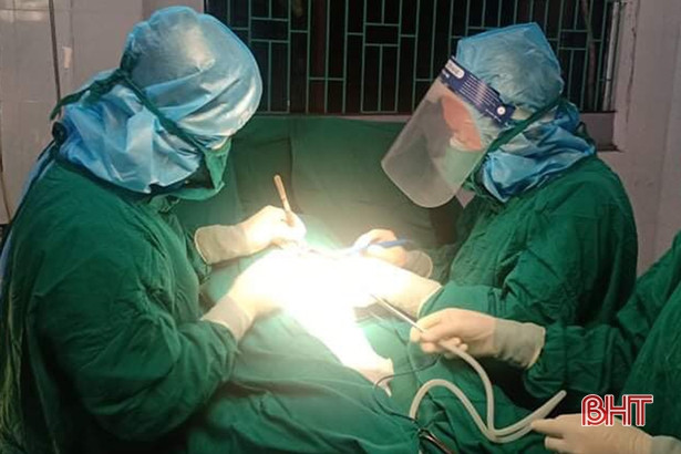 Phẫu thuật lấy thai thành công cho sản phụ mắc COVID-19 ở huyện miền núi Hà Tĩnh