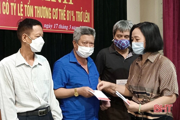 Quỹ Thiện Tâm - Tập đoàn Vingroup tặng quà cho người có công ở Hà Tĩnh