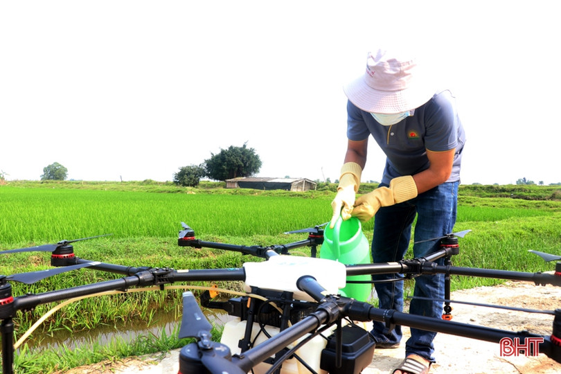 Máy bay không người lái phun thuốc trừ đạo ôn tại Thạch Hà