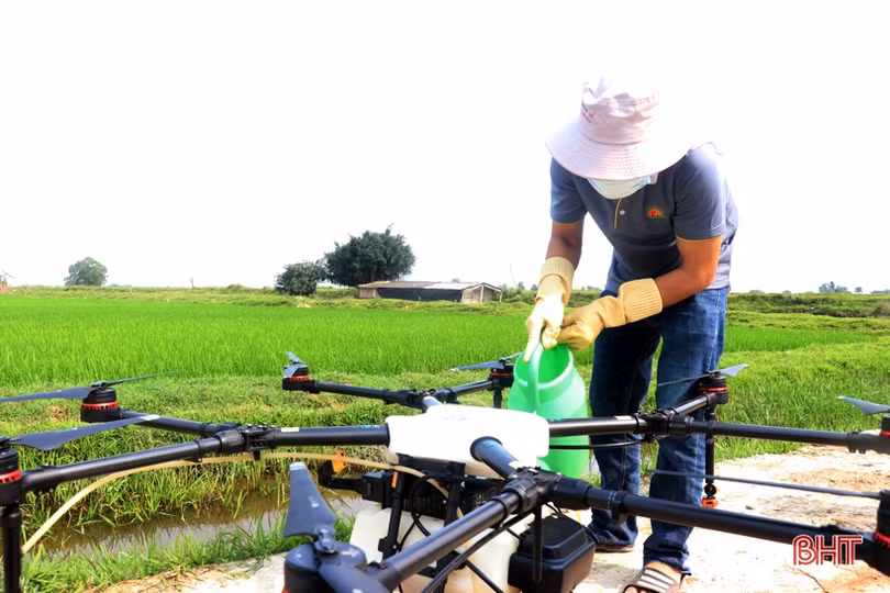 Máy bay không người lái phun thuốc trừ đạo ôn tại Thạch Hà