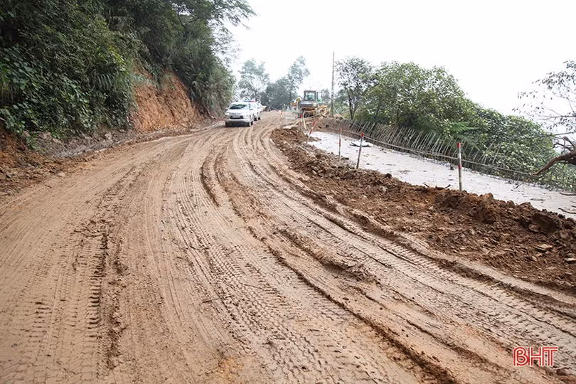 Cấm đường có thời hạn phục vụ thi công đường lên Cửa khẩu quốc tế Cầu Treo