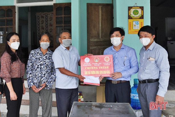 Quỹ Thiện Tâm trao quà cho 26 thương, bệnh binh nặng ở Lộc Hà