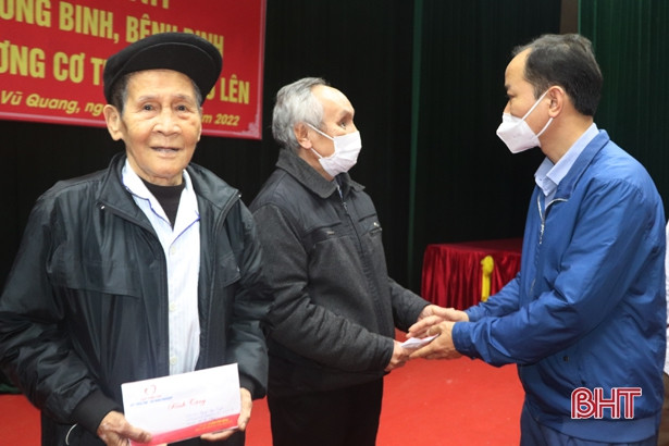 Quỹ Thiện Tâm - Tập đoàn Vingroup tặng quà cho người có công ở Vũ Quang
