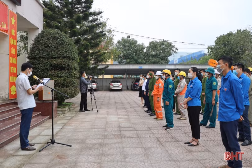 Ra quân cắt tỉa cây xanh, chỉnh trang đô thị tuyến đường Nguyễn Du