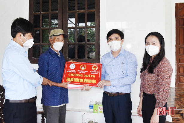 Quỹ Thiện Tâm trao quà cho 26 thương, bệnh binh nặng ở Lộc Hà