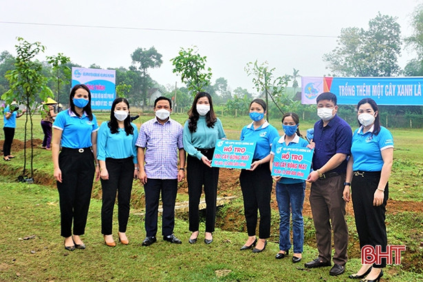 Trồng cây xanh góp sức xây dựng NTM ở huyện miền núi Hà Tĩnh