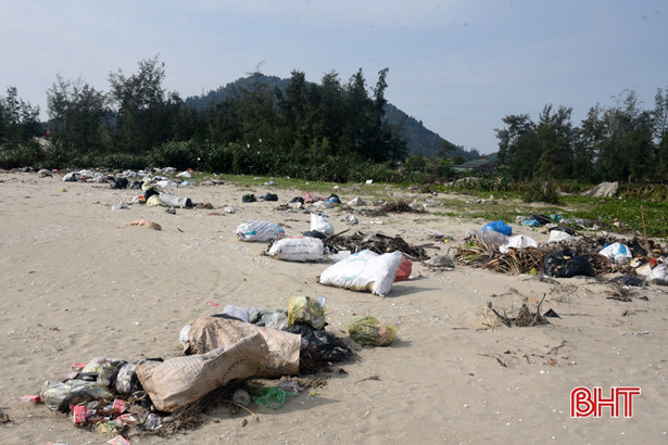 Bãi biển ở Thịnh Lộc thành nơi... xả rác!