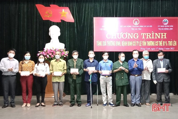 Quỹ Thiện Tâm - Tập đoàn Vingroup tặng quà cho người có công ở Hà Tĩnh