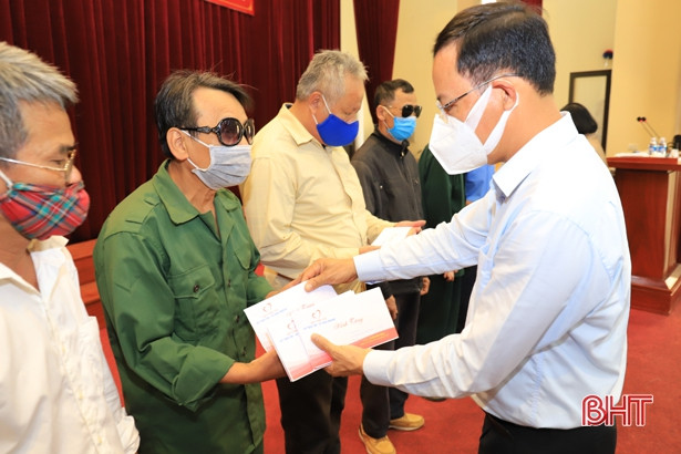 Quỹ Thiện Tâm - Tập đoàn Vingroup tặng quà cho người có công ở Hà Tĩnh