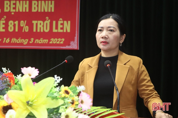 Quỹ Thiện Tâm - Tập đoàn Vingroup tặng quà cho người có công ở Vũ Quang