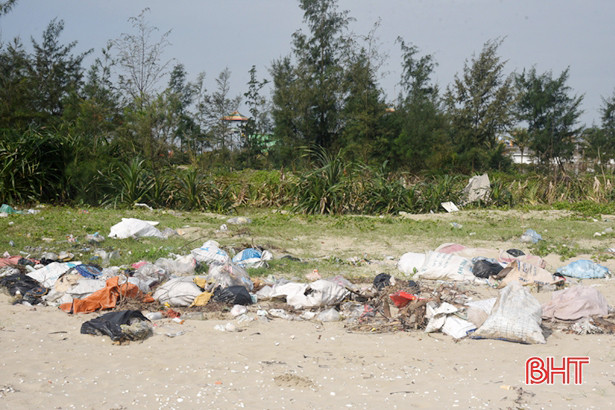Bãi biển ở Thịnh Lộc thành nơi... xả rác!