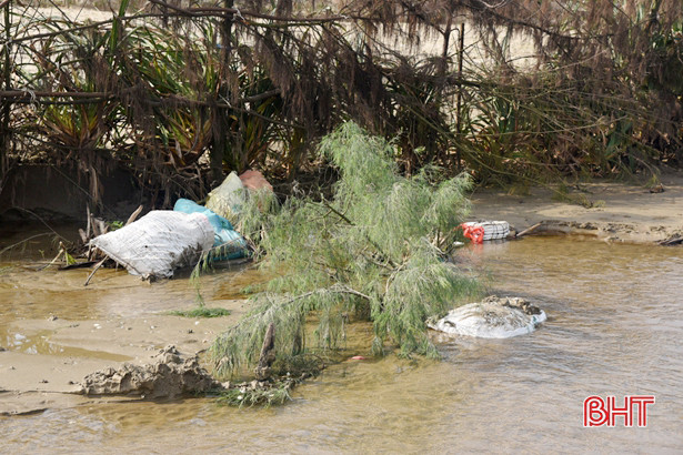 Bãi biển ở Thịnh Lộc thành nơi... xả rác!