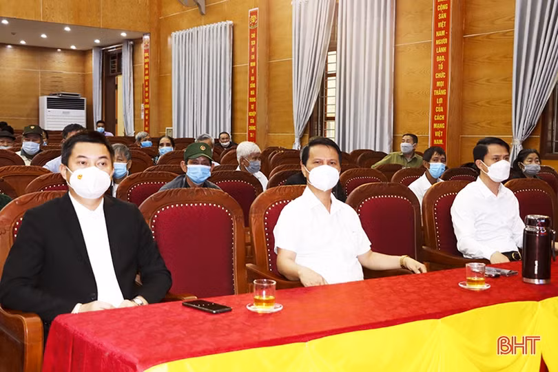 Quỹ Thiện Tâm - Tập đoàn Vingroup tặng 80 suất quà cho thương binh, bệnh binh ở Đức Thọ