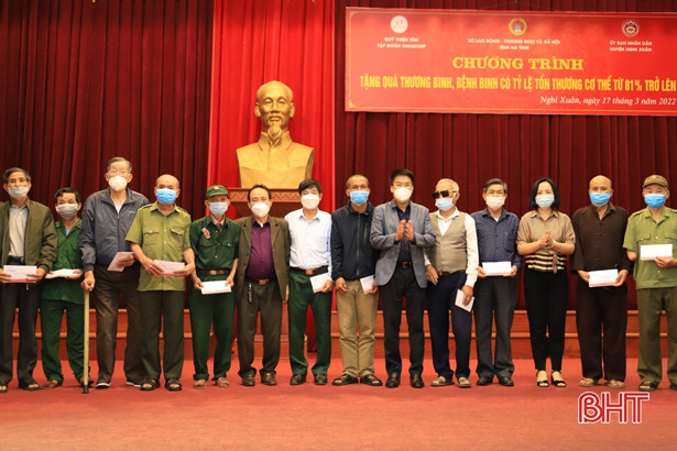 Quỹ Thiện Tâm - Tập đoàn Vingroup tặng quà cho người có công ở Hà Tĩnh