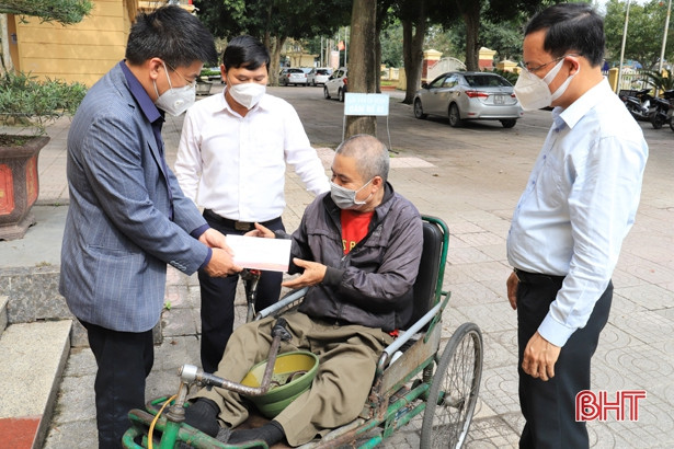 Quỹ Thiện Tâm - Tập đoàn Vingroup tặng quà cho người có công ở Hà Tĩnh