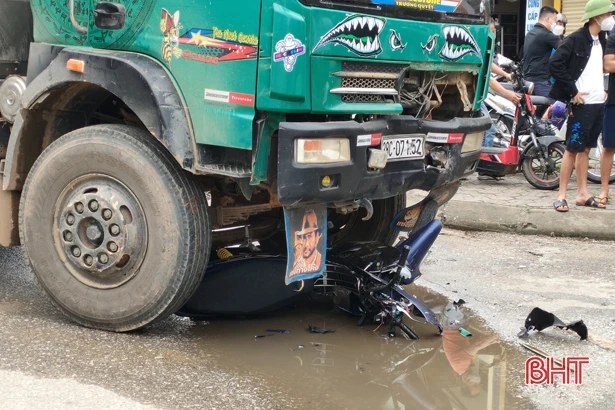 Xe máy va chạm xe tải, nam sinh tử vong tại chỗ