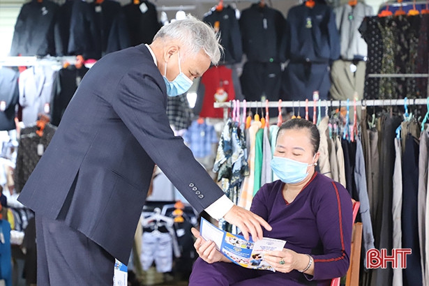 Phát 7.000 tờ rơi tuyên truyền quyền của người tiêu dùng ở TX Kỳ Anh