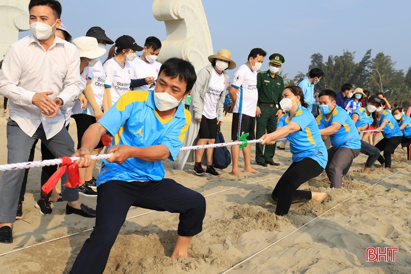 128 vận động viên tranh tài giải kéo co nam, nữ huyện Nghi Xuân