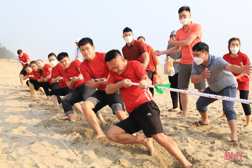 128 vận động viên tranh tài giải kéo co nam, nữ huyện Nghi Xuân