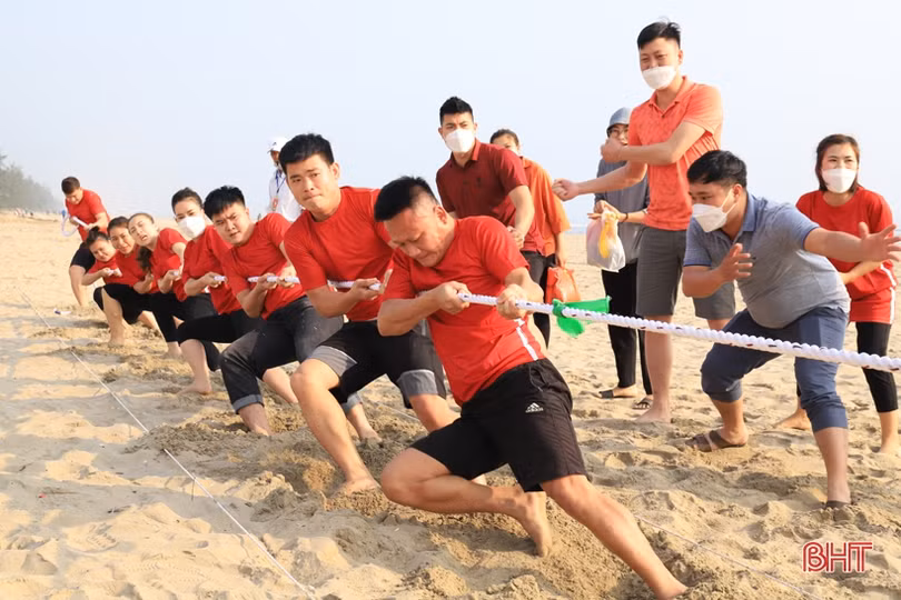 128 vận động viên tranh tài giải kéo co nam, nữ huyện Nghi Xuân