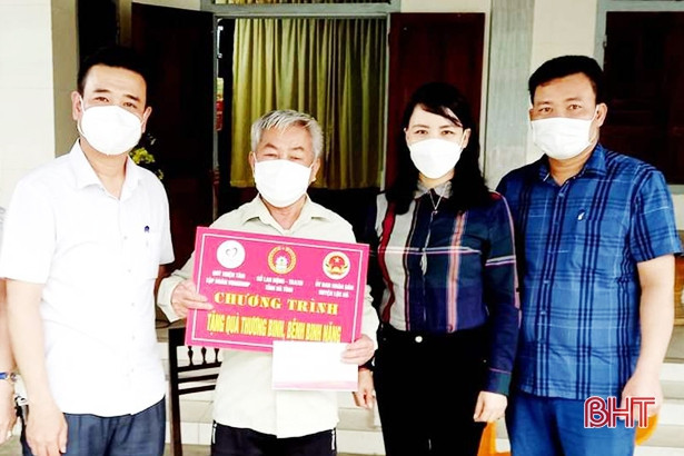 Quỹ Thiện Tâm trao quà cho 26 thương, bệnh binh nặng ở Lộc Hà