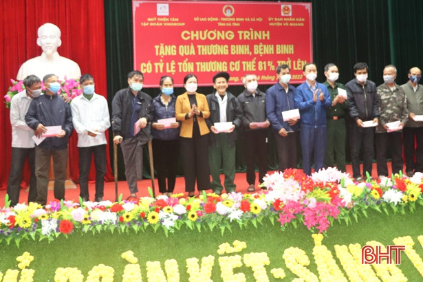 Quỹ Thiện Tâm - Tập đoàn Vingroup tặng quà cho người có công ở Vũ Quang