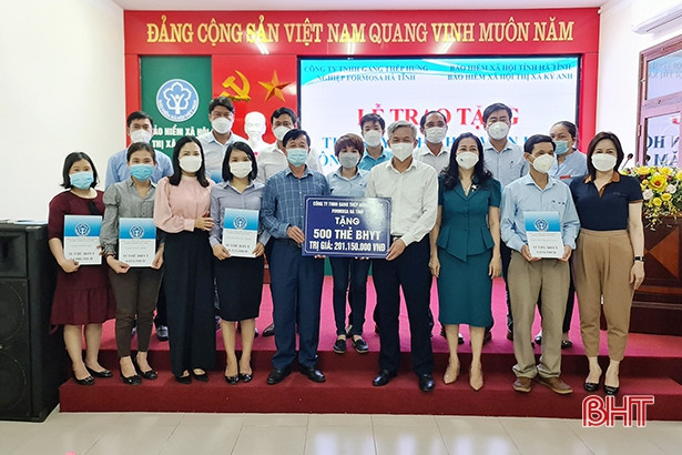 Formosa Hà Tĩnh tặng thẻ BHYT cho 500 người có hoàn cảnh khó khăn ở TX Kỳ Anh