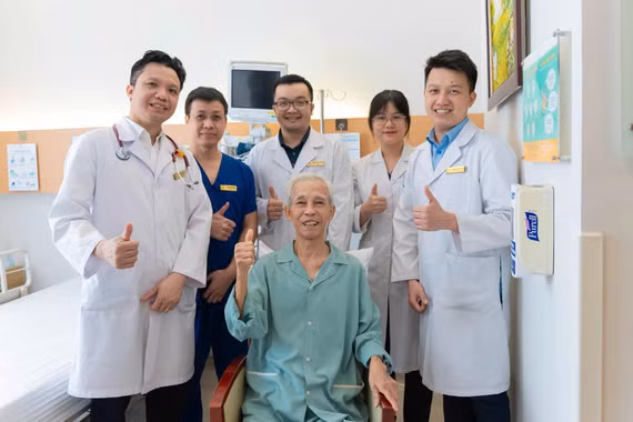 Cứu cụ ông bị phình động mạch chủ dọa vỡ bằng kỹ thuật can thiệp không cần mổ mở
