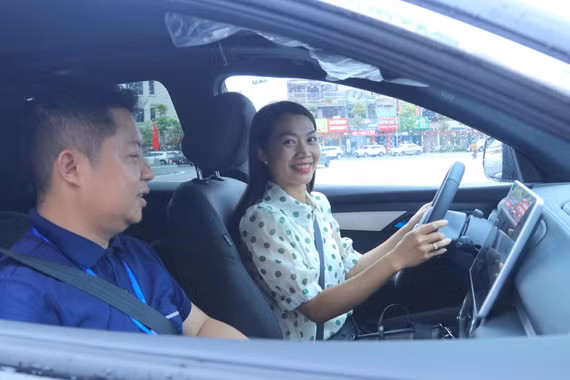 Khách hàng Hà Tĩnh đặt cọc VF 7 chỉ sau một vòng trải nghiệm