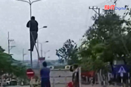 Xử lý nghiêm ô tô biển xanh chở người trên thùng xe trái quy định 