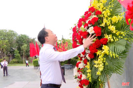 Lãnh đạo tỉnh dâng hương Chủ tịch Hồ Chí Minh nhân kỷ niệm Cách mạng tháng Tám và Quốc khánh