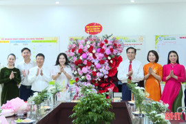 Chủ tịch UBND tỉnh Võ Trọng Hải chúc mừng các cơ sở giáo dục