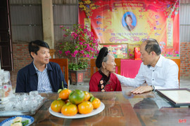 Phó Bí thư Thường trực Tỉnh ủy tặng quà Mẹ Việt Nam anh hùng và thương bệnh binh