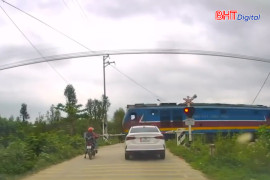 Hai nữ sinh liều lĩnh vượt gác chắn khi tàu đang lao tới