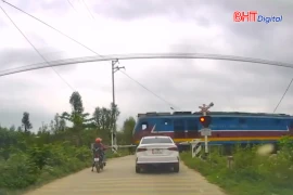 Hai nữ sinh liều lĩnh vượt gác chắn khi tàu đang lao tới