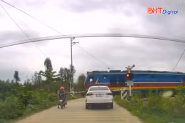 Hai nữ sinh liều lĩnh vượt gác chắn khi tàu đang lao tới