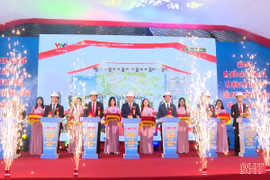 Phó Bí thư Thường trực Tỉnh ủy Nguyễn Hồng Lĩnh dự khởi công trường học ở xã Hương Khê