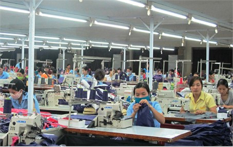 Nữ CNLĐ Công ty Cổ phần May Hà Tĩnh luôn tích cực lao động sản xuất để nâng cao thu nhập cho bản thân và tăng lợi nhuận cho doanh nghiệp